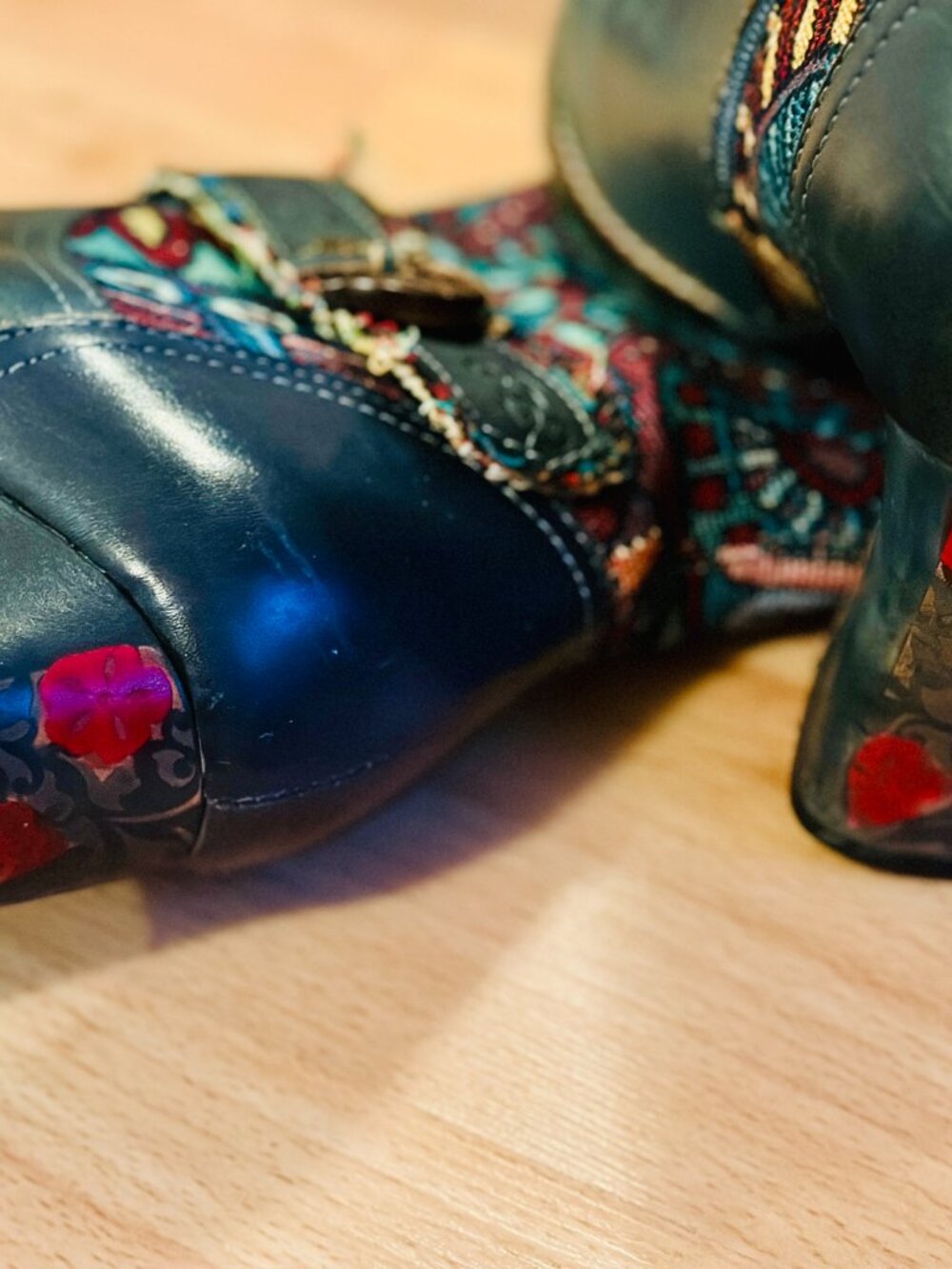 Make a statement with these gorgeous L'Artiste knee-high boots in Size 7. - Picture 5 of 10